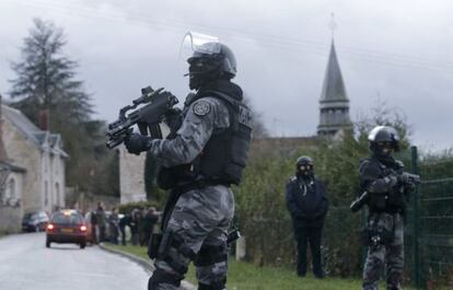 Miembros de las fuerzas de polica de intervencin francesa GIPN aseguran un barrio en Corcy, al noreste de Pars.