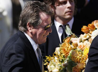 El actor porta el féretro durante el funeral en julio.