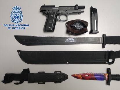 Armas incautadas a los detenidos.