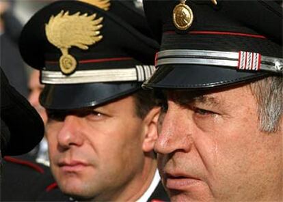 Dos <i>carabinieri,</i> durante un acto en memoria de los 19 italianos muertos en Nasiriya celebrado ayer en Nápoles.