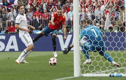 Iago Aspas (centro) realiza un tiro a puerta.