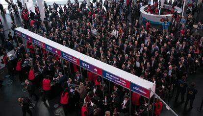 Congressistes entren al recinte de la fira del Mobile World Congress.