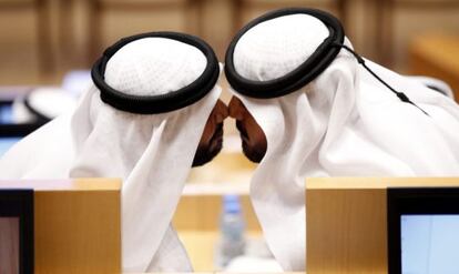 Dos miembros del Consejo Federal Nacional se saludan durante la sesión inaugural del nuevo curso en Abu Dabi.