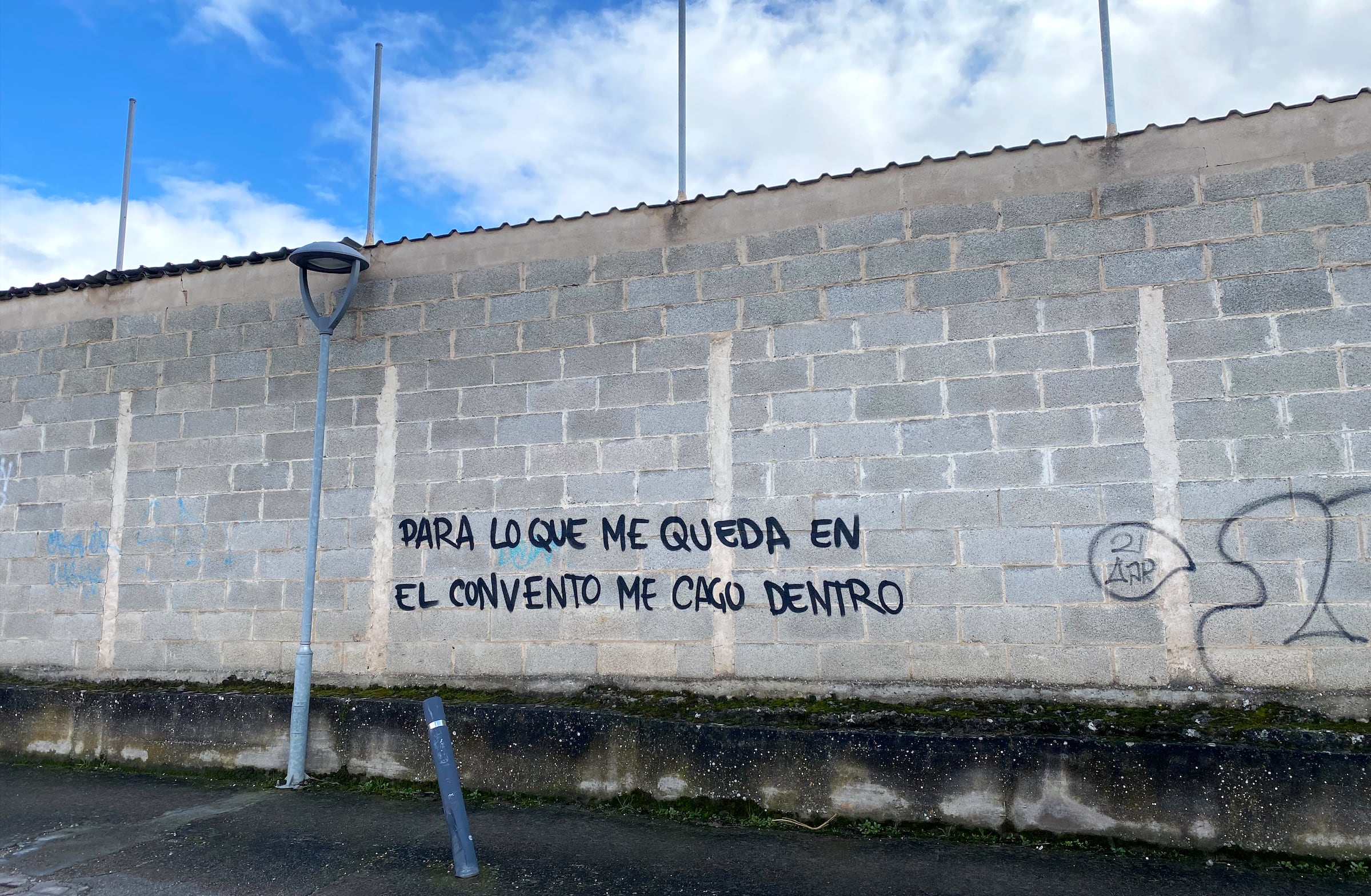 Belorado (Burgos).  Grafiti en una pared cercana al monasterio de Belorado.