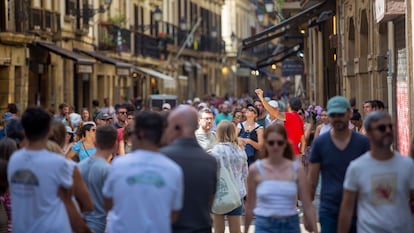 Grupo de turistas en las calles de la parte vieja de San Sebastián.