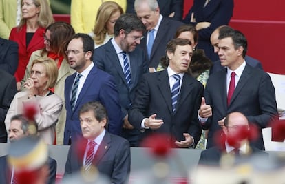 Rosa Díez, los portavoces del PSOE y PP en el Congreso, Antonio Hernando y Rafael Hernando y el líder de los socialistas, Pedro Sánchez, durante el desfile.
