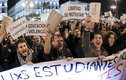 Manifestantes en Sol contra la carga policial de Valencia.