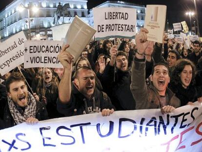 Manifestantes en Sol contra la carga policial de Valencia.