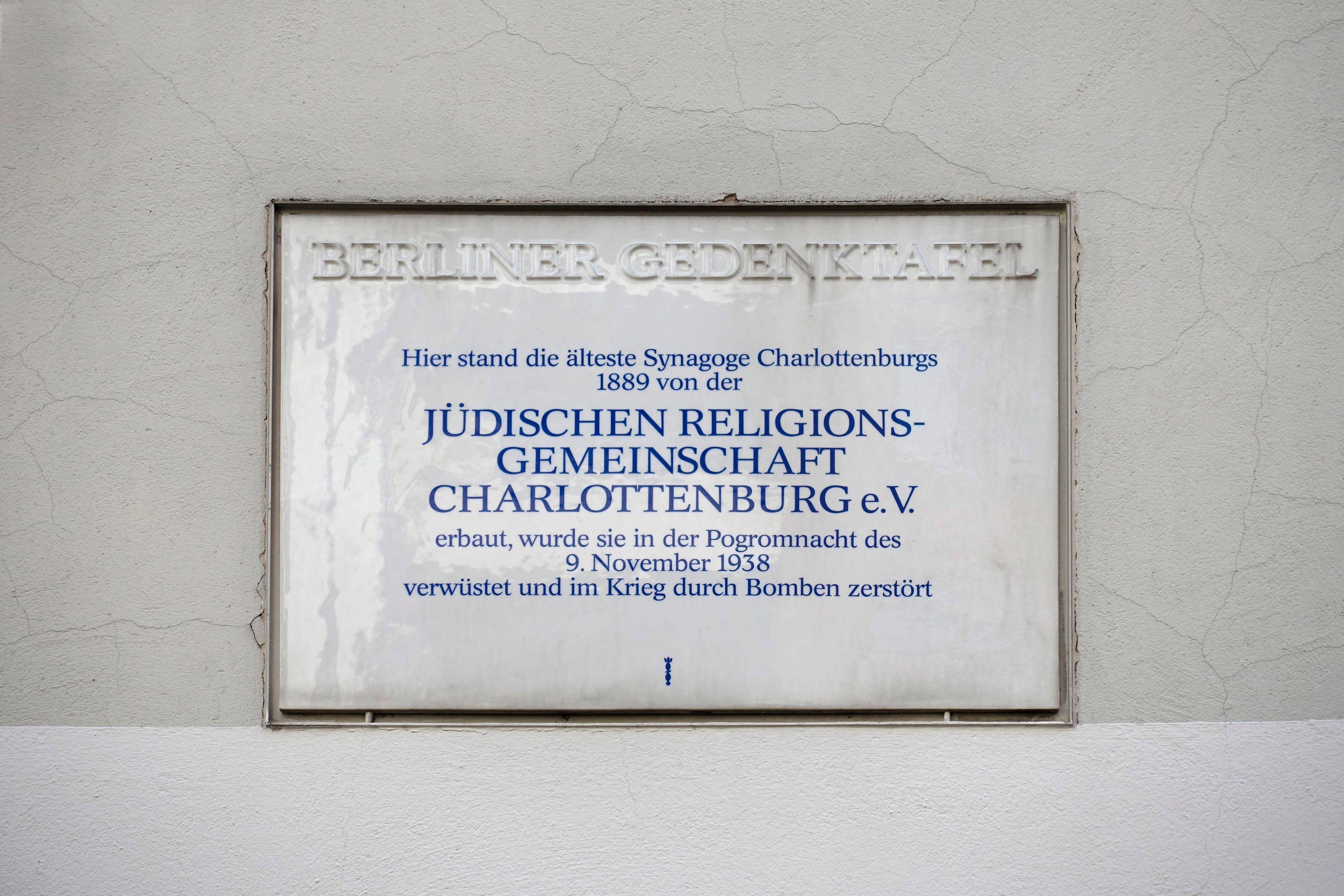 Placa conmemorativa en donde se encontraba la sinagoga más antigua de Charlottenburg, en 1889, devastada y destruida en la guerra.