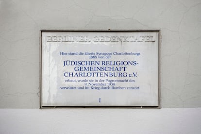 Placa conmemorativa en donde se encontraba la sinagoga más antigua de Charlottenburg, en 1889, devastada y destruida en la guerra.