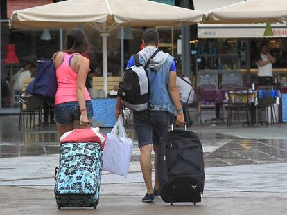 Unos turistas caminan por el barrio de La Barceloneta.