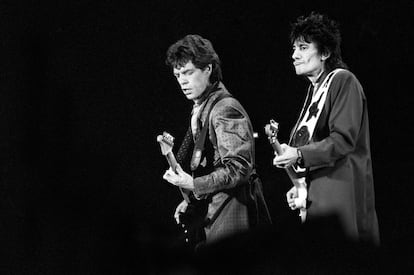 Mick Jagger (izquierda) y Ron Wood, en el concierto de The Rolling Stones en Barcelona en junio de 1990.