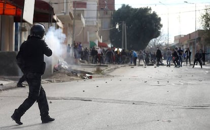 Enfrentamiento entre antidisturbios y manifestantes este martes en Kasserine (norte de Túnez).