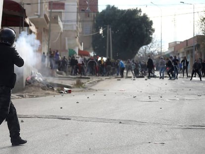 Enfrentamento entre a polícia antidistúrbios e manifestantes na terça-feira em Kasserine (norte da Tunísia). 