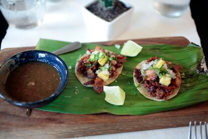 Aperitivo de los míticos tacos al pastor de Rita Sánchez en Indiano.