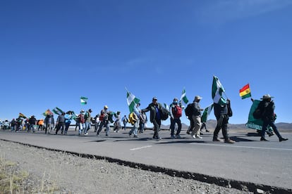 Comerciantes participan de una marcha hacia La Paz para pedir al Gobierno de Luis Arce una respuesta a la falta de dólares y combustibles, este 11 de junio en Patacamaya (Bolivia).