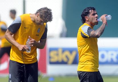 Llorente, junto a T&eacute;vez, en un entrenamiento del Juventus.