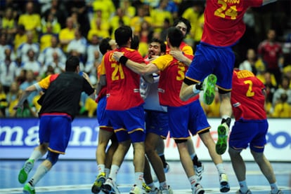 Los jugadores españoles celebran el triunfo sobre Suecia.