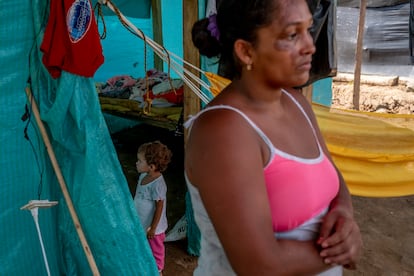 Roselia Urdaneta y su hija Anguismel en su lote (cabaña) del asentamiento 12 de septiembre, en Tibú, Colombia.