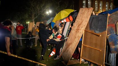 Manifestantes pro-Israel y pro-Palestina se enfrentan en un campamento de los segundos en la Universidad de California en Los Ángeles (UCLA), el 1 de mayo por la madrugada.