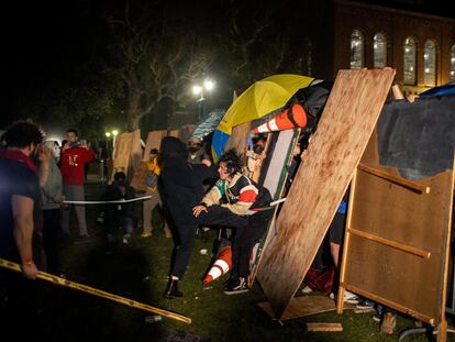 Manifestantes pro-Israel y pro-Palestina se enfrentan en un campamento de los segundos en la Universidad de California en Los Ángeles (UCLA), el 1 de mayo por la madrugada.