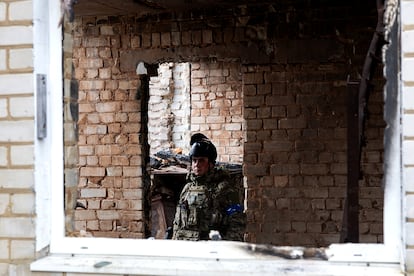 Un soldado ucranio participa en una formación de entrenamiento en un pueblo destruido en las inmediaciones de Sloviansk (Ucrania).