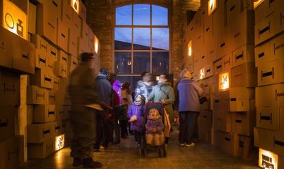 Espacio de la fábrica Fabra i Coats con cajas de regalos.