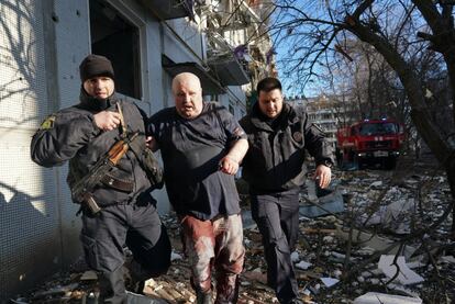 Personal militar trasladan a un herido tras el bombardeo en Chuhuiv (Ucrania). Al menos 8 personas han muerto tras los ataques, según Kiev. La ofensiva, lanzada contra hasta diez regiones, ha procedido desde territorio ruso pero también desde Bielorrusia.