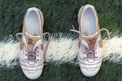 Éste es el par de botas protagonistas del reportaje. Recién usadas por Ronaldinho. Con ellas conquistó la última liga y espera proclamarse campeón del mundo en Alemania.
