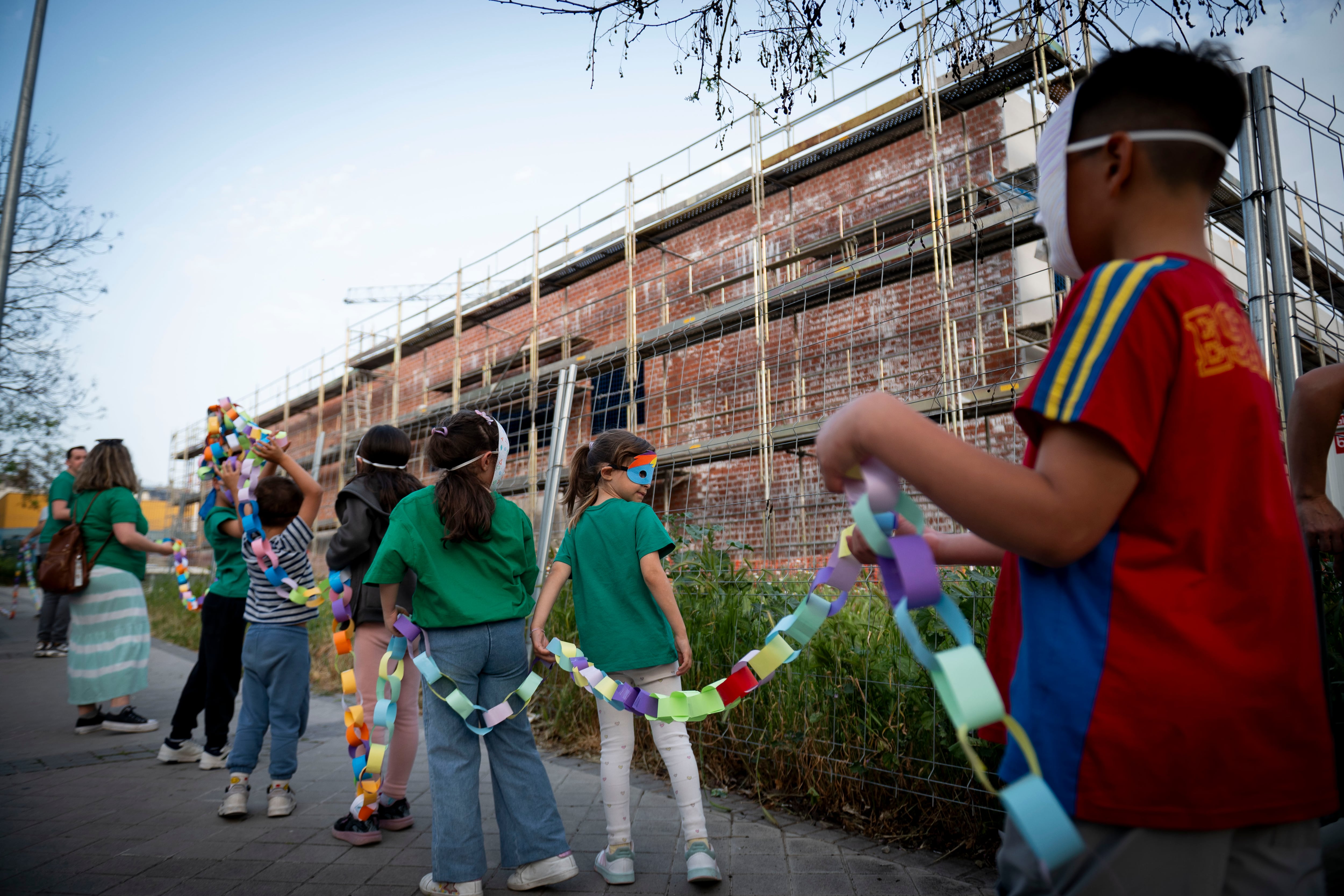 Nueva asignatura: encerrarse en el colegio una noche con los padres para pedir que acaben unas obras que duran cinco años