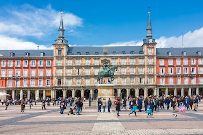 Estatua del Rey Felipe III y Casa de la Panadería, Plaza Mayor, Madrid.