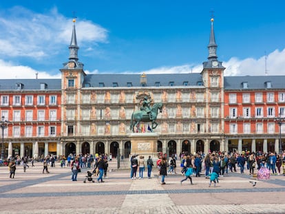 Estatua del Rey Felipe III y Casa de la Panadería, Plaza Mayor, Madrid.