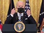 Washington (United States), 29/07/2021.- US President Joe Biden takes off his mask before talking about the next steps in the effort to get more Americans vaccinated and combat the spread of the Delta variant, in the East Room of the White House, in Washington, DC, USA, 29 July 2021. (Estados Unidos) EFE/EPA/Oliver Contreras / POOL