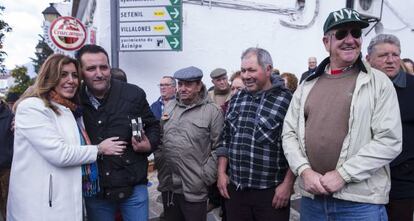 La presidenta de la Junta, Susana Díaz, con vecinos de Montecorto (Málaga).