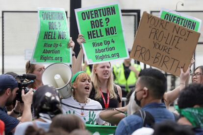 Defensores el derecho al aborto protestaban el viernes frente a la sede del Tribunal Supremo, en Washington.