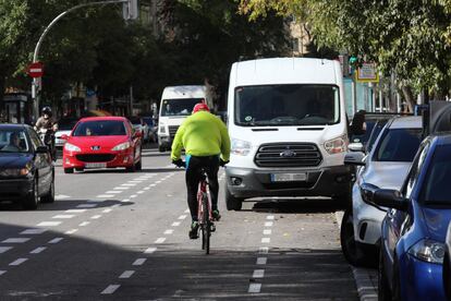 El carril bici de la avenida de Oporto, en Madrid, no tiene separación, por lo que suele estar ocupado por vehículos en doble fila.