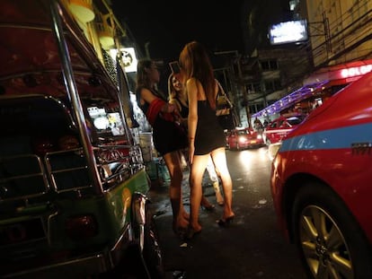 Transexuales, en una calle de Bangkok.