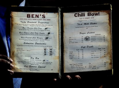 El Ben's Chili Bowl forma parte de la historia de Washington D.C. Un investigador de la Universidad George Washington sostiene un menú original. La familia donó fotos y documentos históricos a la biblioteca de la universidad Gelman.