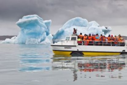 Un barco anfibio en el lago glaciar Jokulsarlon.