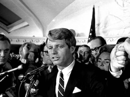 El senador Robert F. Kennedy da una rueda de prensa en un hotel en Los Ángeles en julio 1968, poco antes de su muerte.