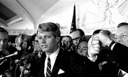 El senador Robert F. Kennedy da una rueda de prensa en un hotel en Los Ángeles en julio 1968, poco antes de su muerte.