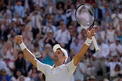 El serbio Novak Djokovic alza los brazos tras vencer al australiano Nick Kyrgios y conseguir su séptimo título del campeonato de Wimbledon.
