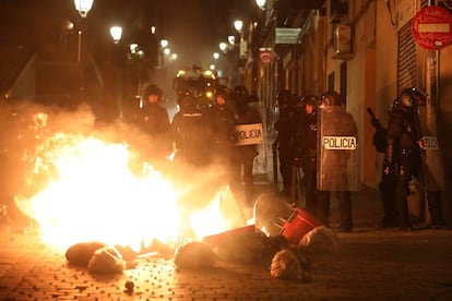 Riot police in Lavapiés last night during the disturbances.