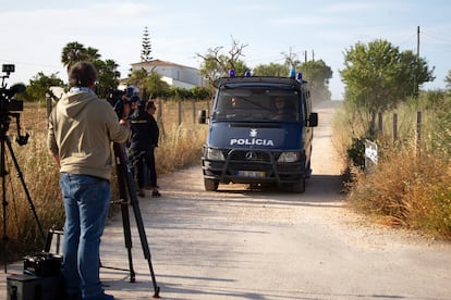 A police van in the Lagos area, in El Algarve, where this week have made new traces related to the Madeleine case.