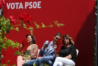 From l-r: Acting Deputy Prime Minister Carmen Calvo, acting Prime Minister Pedro Sánchez and leader of the Andalusian Socialist Party Susana Díaz.