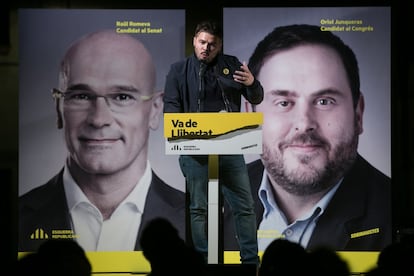 Gabriel Rufin, candidato de ERC, en el acto de inicio de la campana electoral del partido para las elecciones generales, con las imgenes de los polticos presos Oriol Junqueras y Ral Romeva, en Sant Vicenc dels Horts (Barcelona).