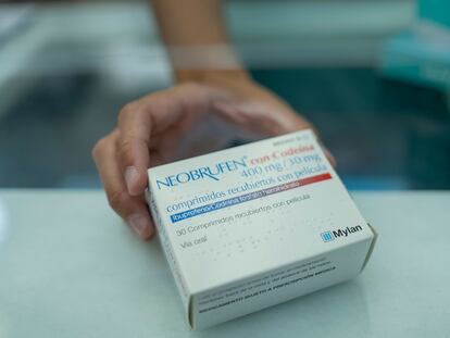 Una farmacéutica sostiene una caja de Neobrufen, un medicamento que combina ibuprofeno con codeína.