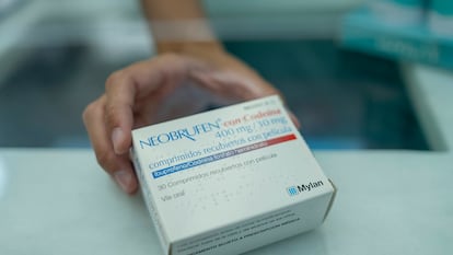 Una farmacéutica sostiene una caja de Neobrufen, un medicamento que combina ibuprofeno con codeína.