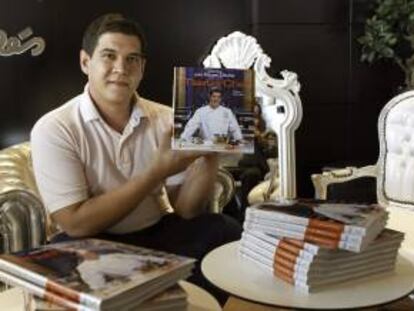 El ganador de la primera edición de MasterChef España, el almeriense Juan Manuel Sánchez, presenta su libro de recetas, uno de los premios que logró en el exitoso concurso televisivo. EFE/Archivo