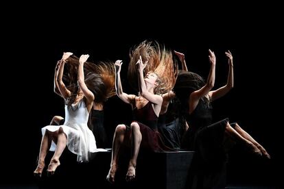 Bailarinas interpretan la escena de ballet "La Fresque" por el coreógrafo francés Angelin Preljocaj en el Grand Theatre de Provenza (Francia). 